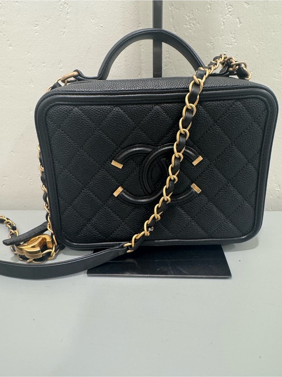 CHANEL Handbags - CHANEL Black Caviar Filigree Quilted Vanity Crossbody with Gold Chain